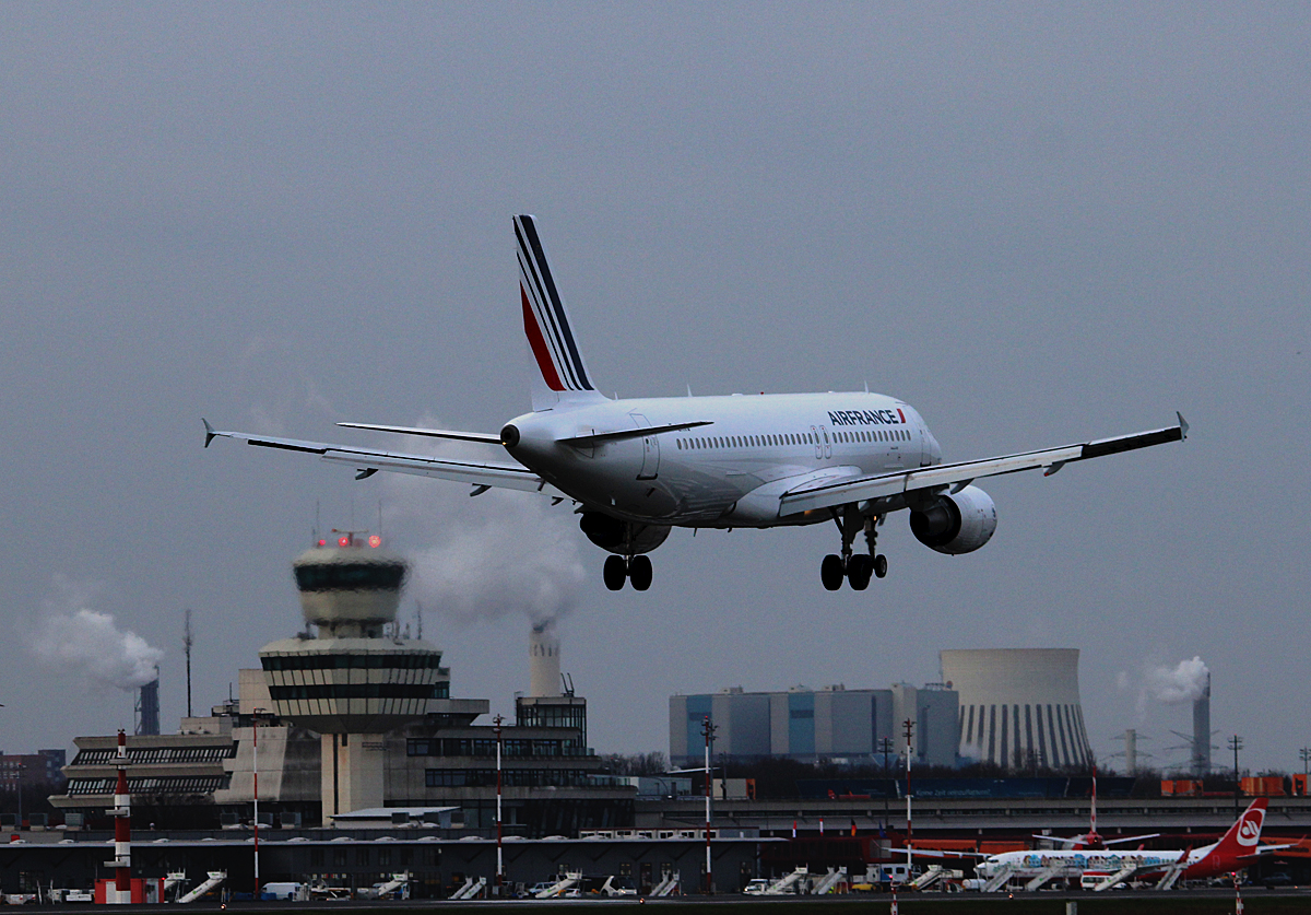 Air France A 320-214 F-GKXQ bei der Landung in Berlin-Tegel am 03.01.2015