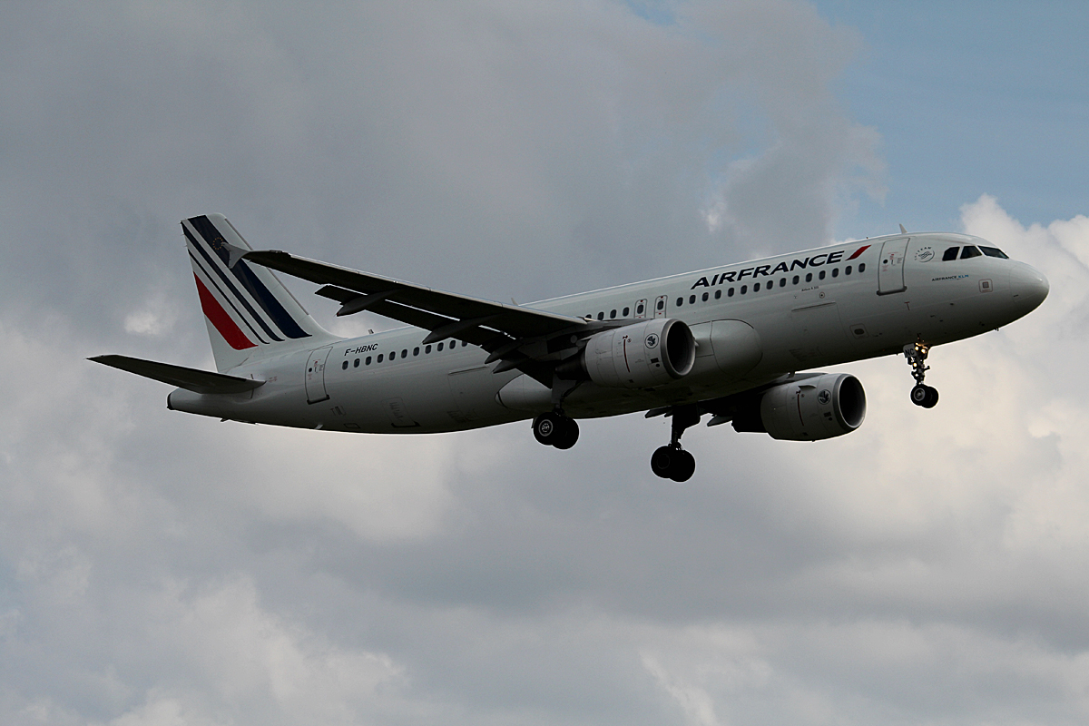 Air France A 320-214 F-HBNC bei der Landung in Berlin-Tegel am 09.05.2014