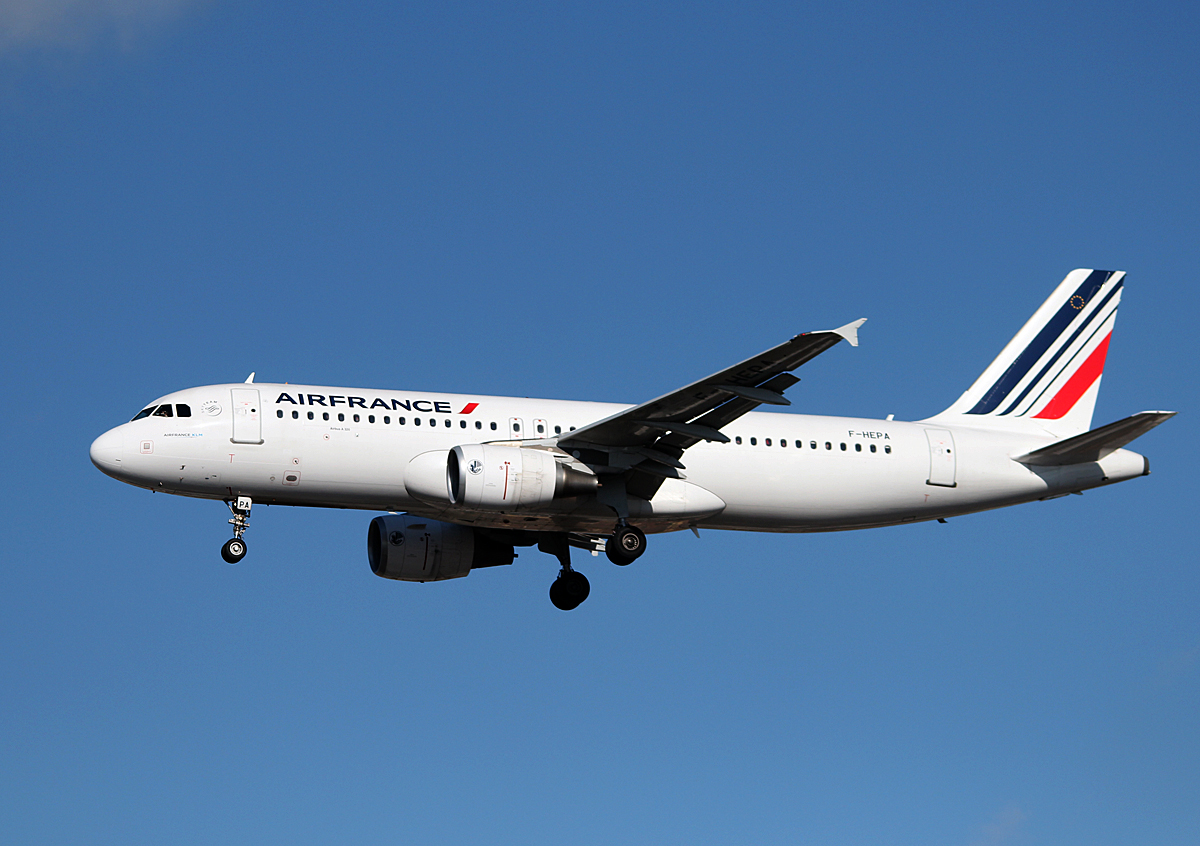 Air France A 320-214 F-HEPA bei der Landung in Berlin-Tegel am 22.02.2014