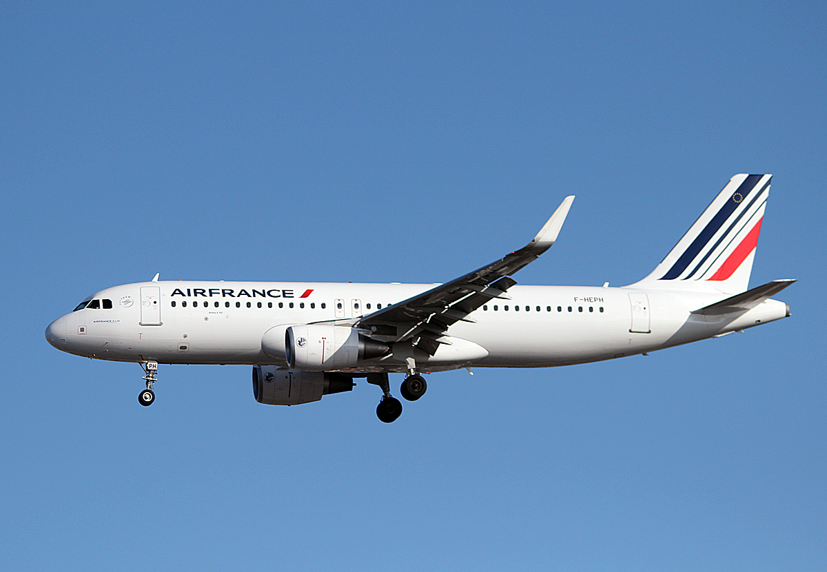 Air France A 320-214 F-HEPH bei der Landung in Berlin-Tegel am 08.03.2014