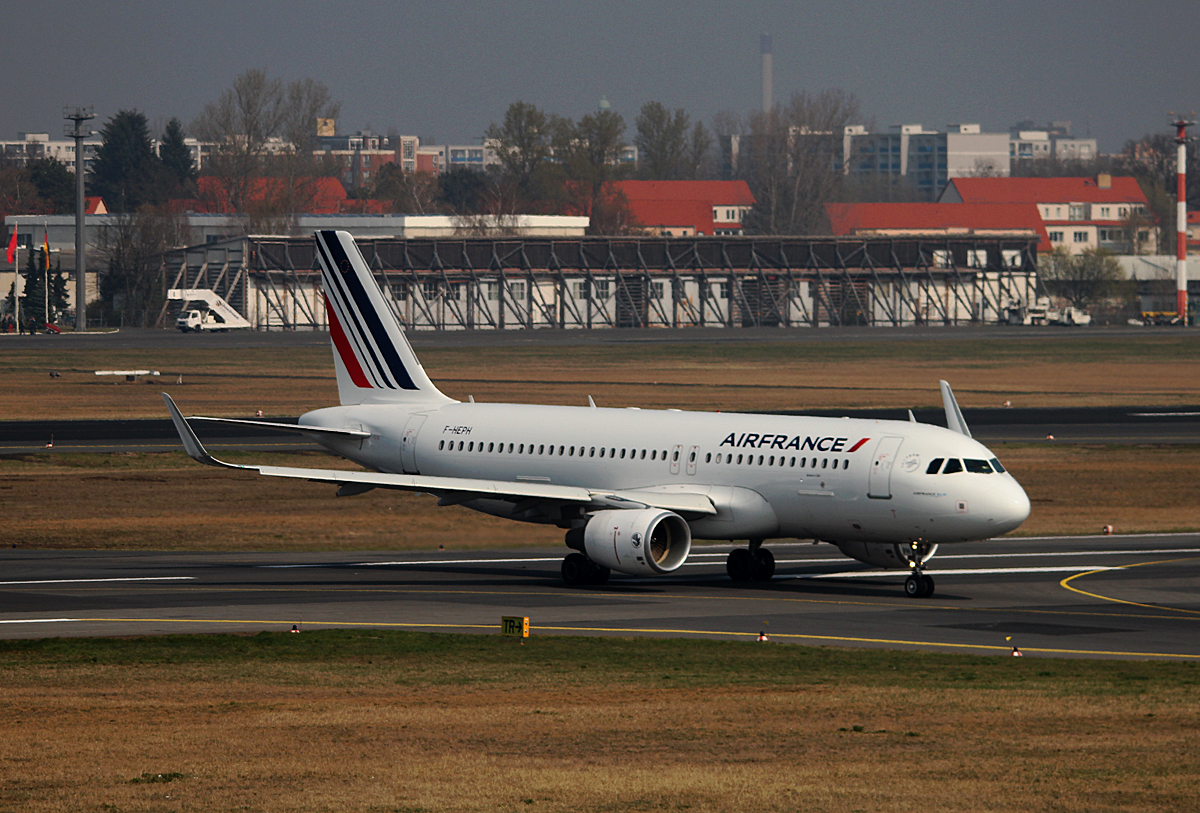 Air France A 320-214 F-HEPH bei der Ankunft in Berlin-Tegel am 29.03.2014