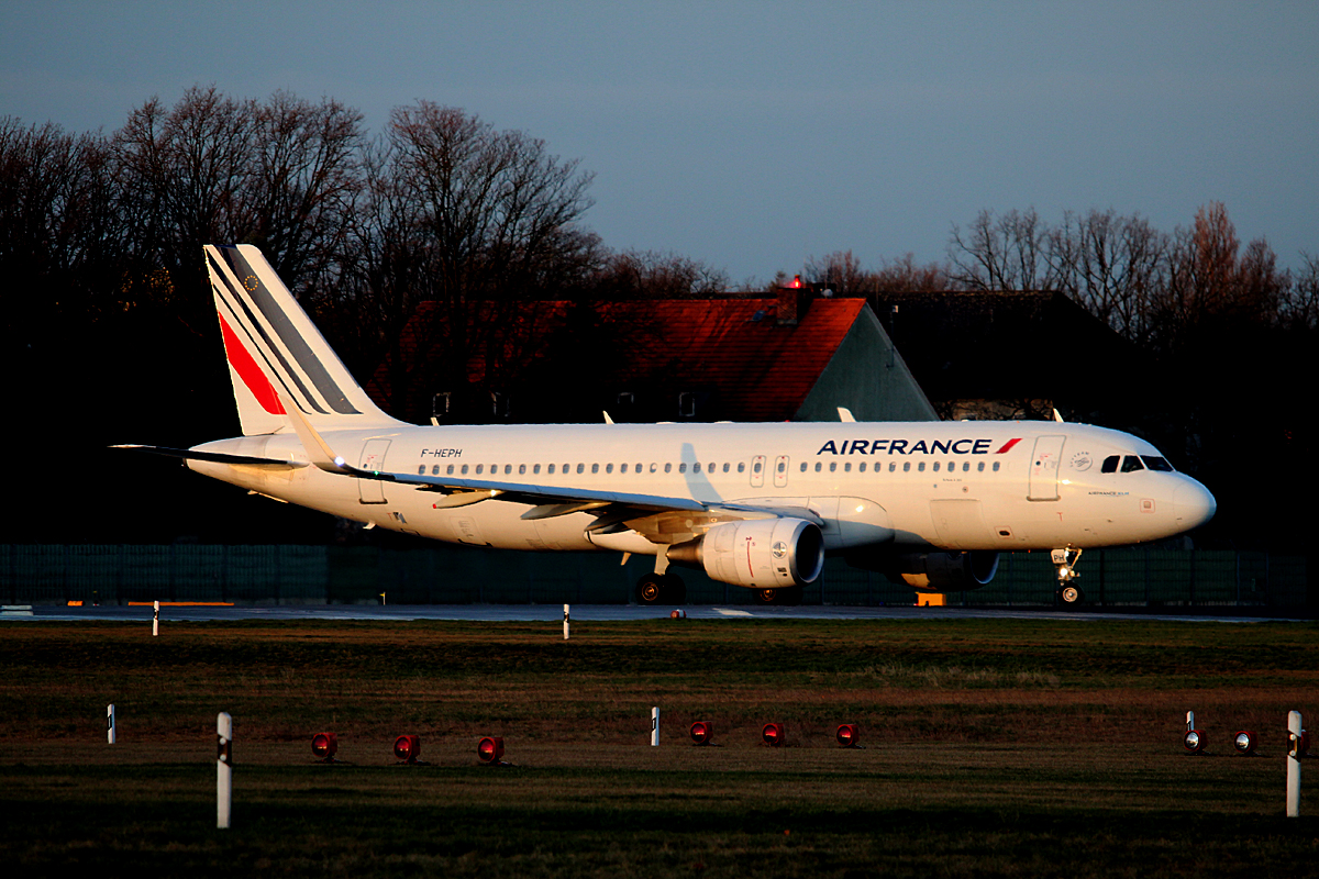 Air France A 320-214 F-HEPH kurz vor dem Start in Berlin-Tegel am 06.04.2015
