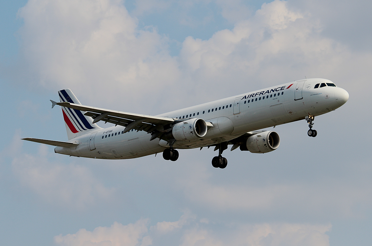 Air France A 321-212 F-GTAH bei der Landung in Berlin-Tegel am 08.08.2014