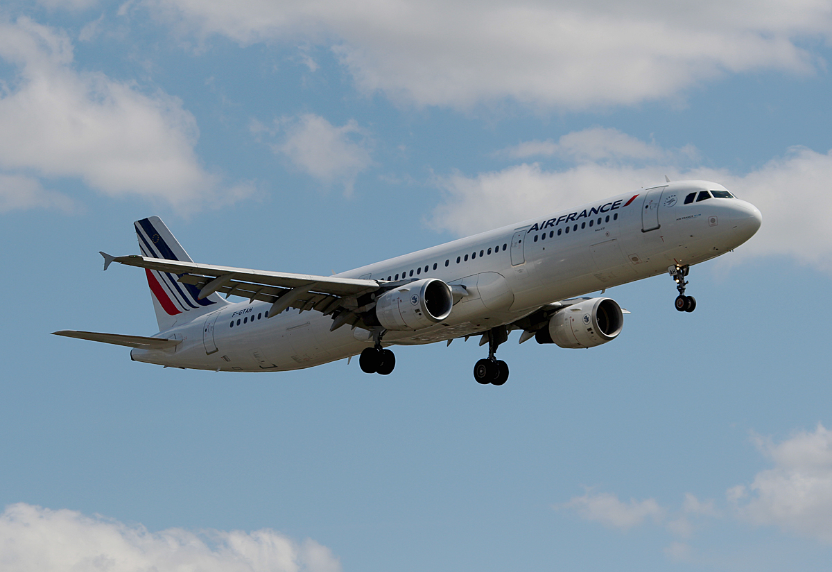 Air France A 321-212 F-GTAH bei der Landung in Berlin-Tegel am 20.07.2015