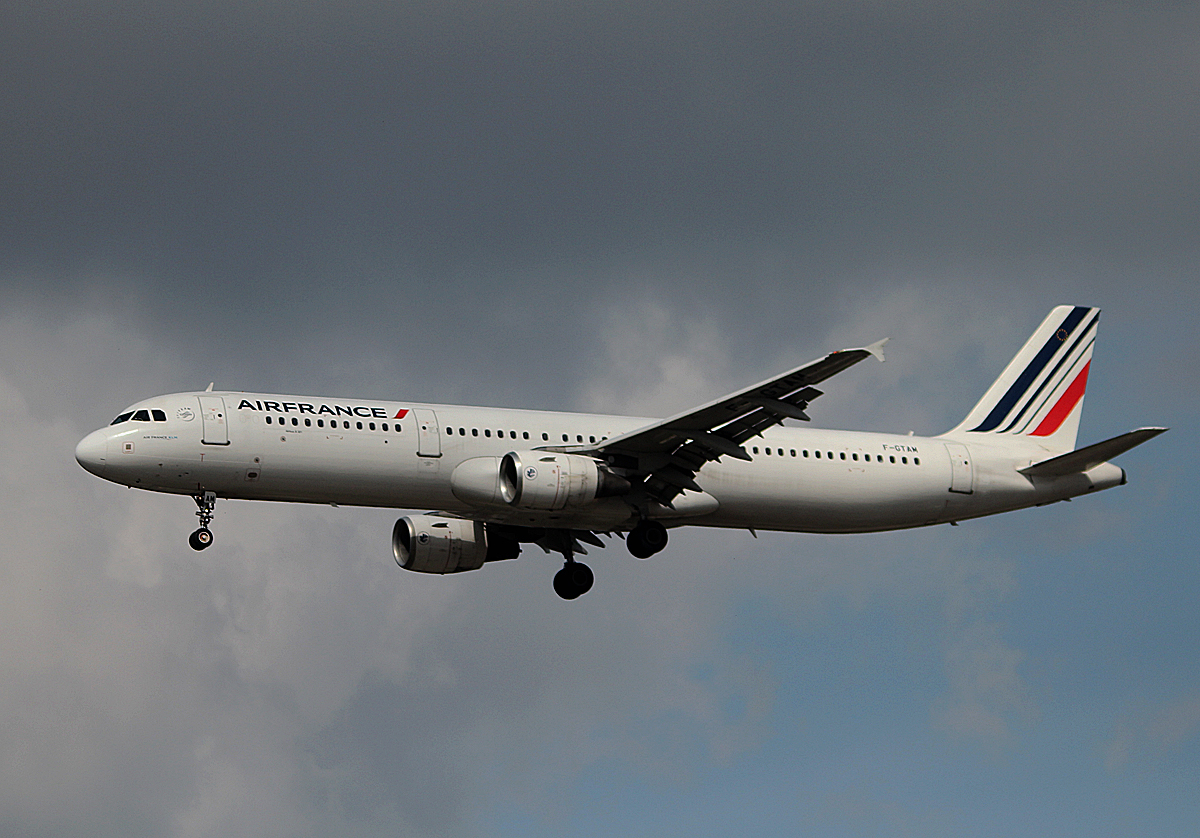Air France A 321-212 F-GTAM bei der Landung in Berlin-Tegel am 12.04.2014