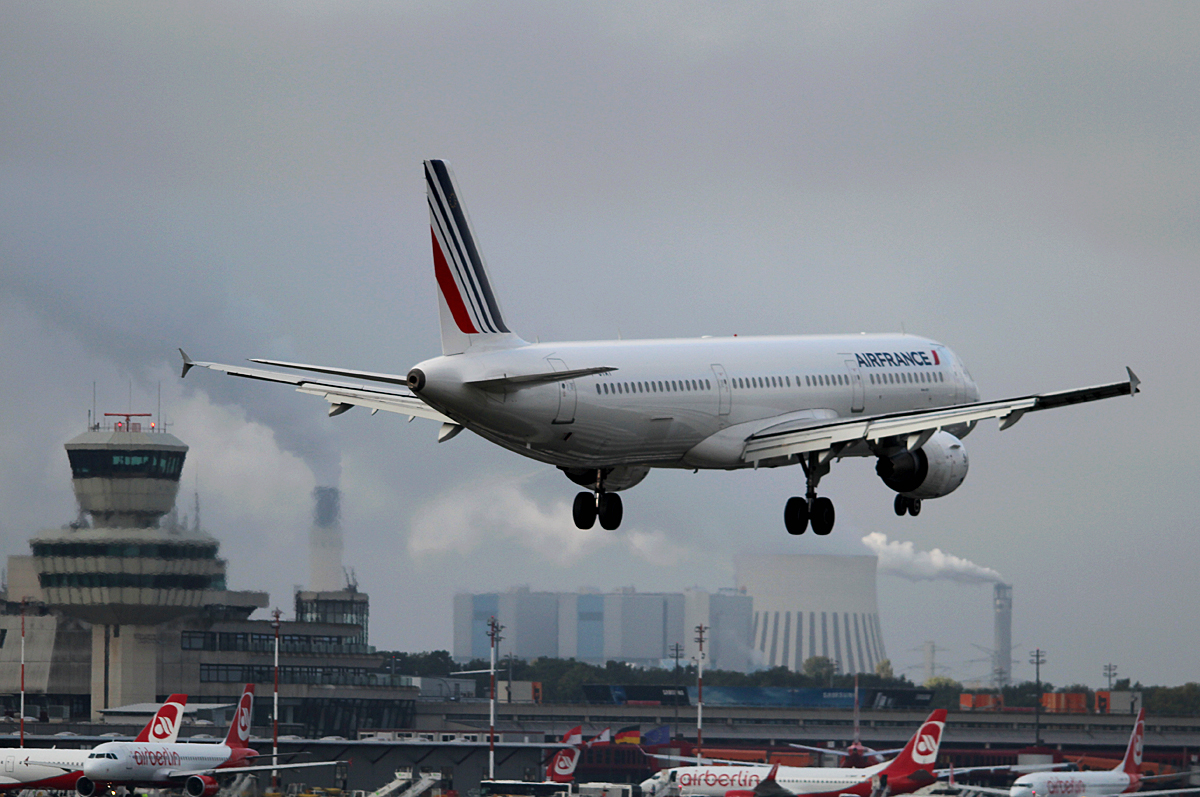Air France A 321-212 F-GTAT bei der Landung in Berlin-Tegel am 27.09.2014
