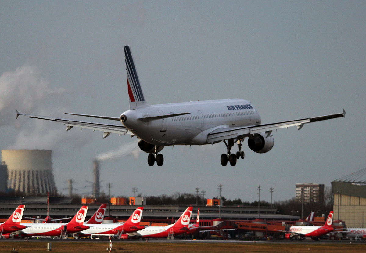 Air France A 321-212 F-GTAU bei der Landung in Berlin-Tegel am 08.02.2014