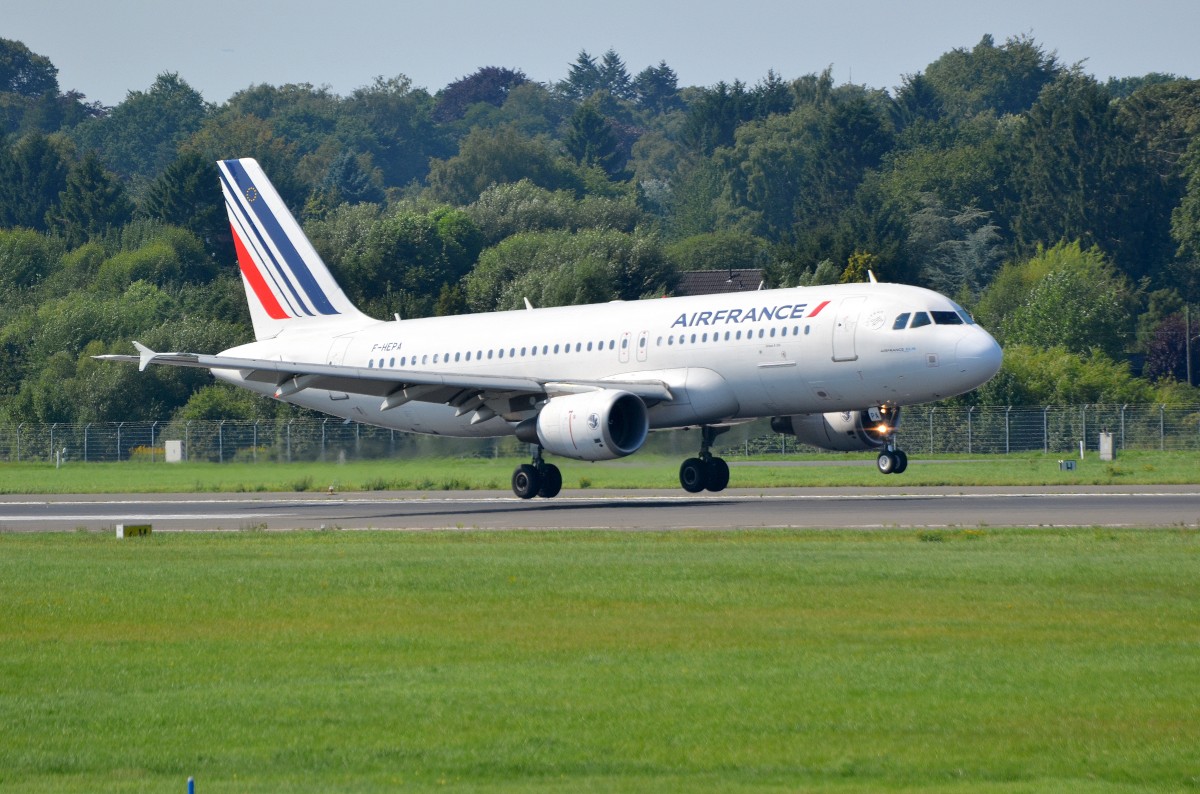 Air France Airbus A 320 F-HEPA bei der Landung in Hamburg Fuhlsbüttel am 22.08.15
