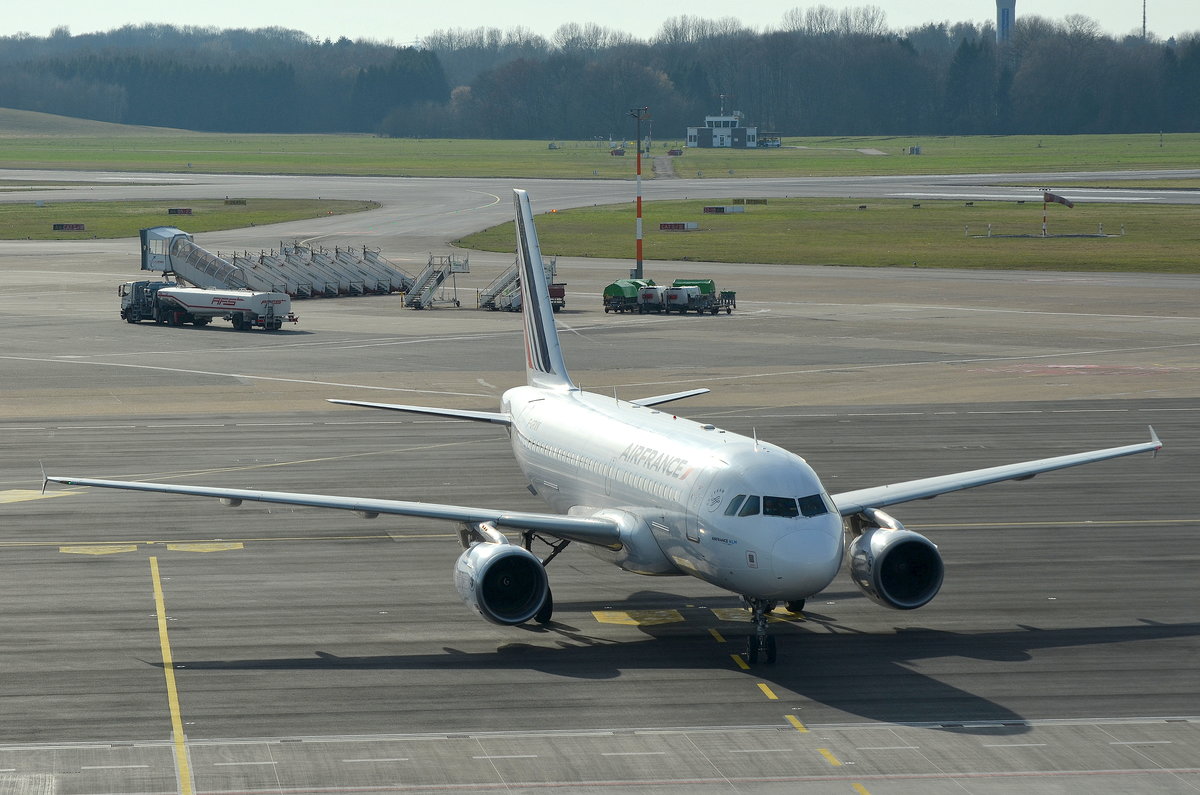 Air France Airbus A319 am 07.04.18 am Airport Hamburg Helmut Schmidt aufgenommen.