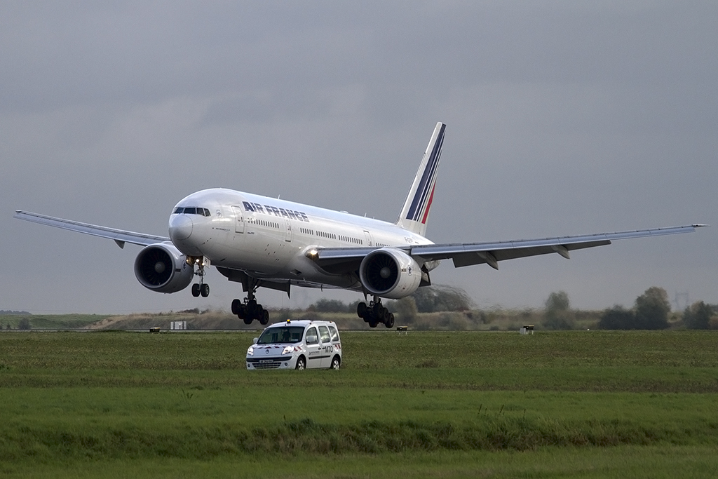 Air France, F-GSPR, Boeing, B777-228ER, 23.10.2013, CDG, Paris, France 



