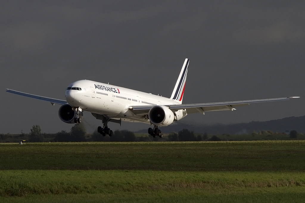 Air France, F-GZNK, Boeing, B777-328ER, 23.10.2013, CDG, Paris, France 




