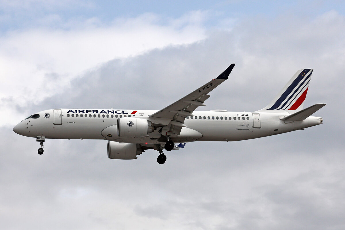 Air France, F-HZUP, Airbus A220-371, msn: 55196,  Honfleur , 04.Juli 2023, LHR London Heathrow, United Kingdom.
