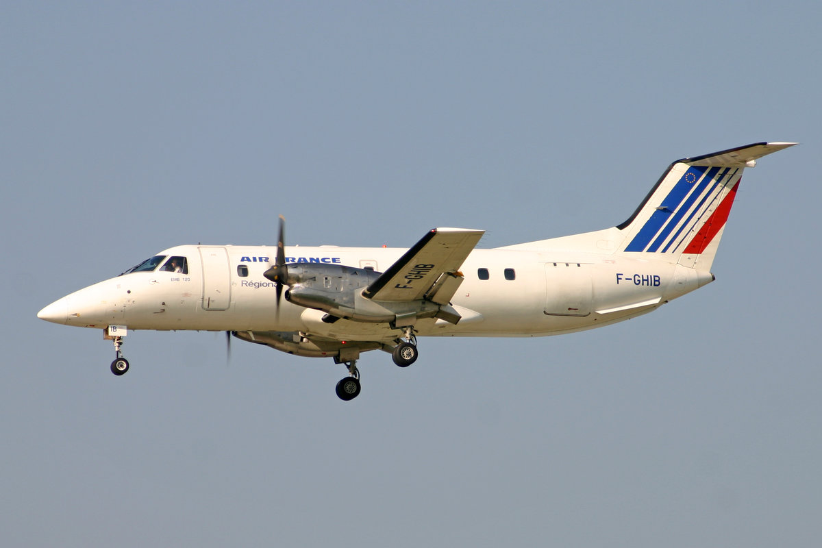 Air France (Oprated by Régional), F-GHIB, Embraer EMB-120RT, msn: 162, 31.August 2005, ZRH Zürich, Switzerland.