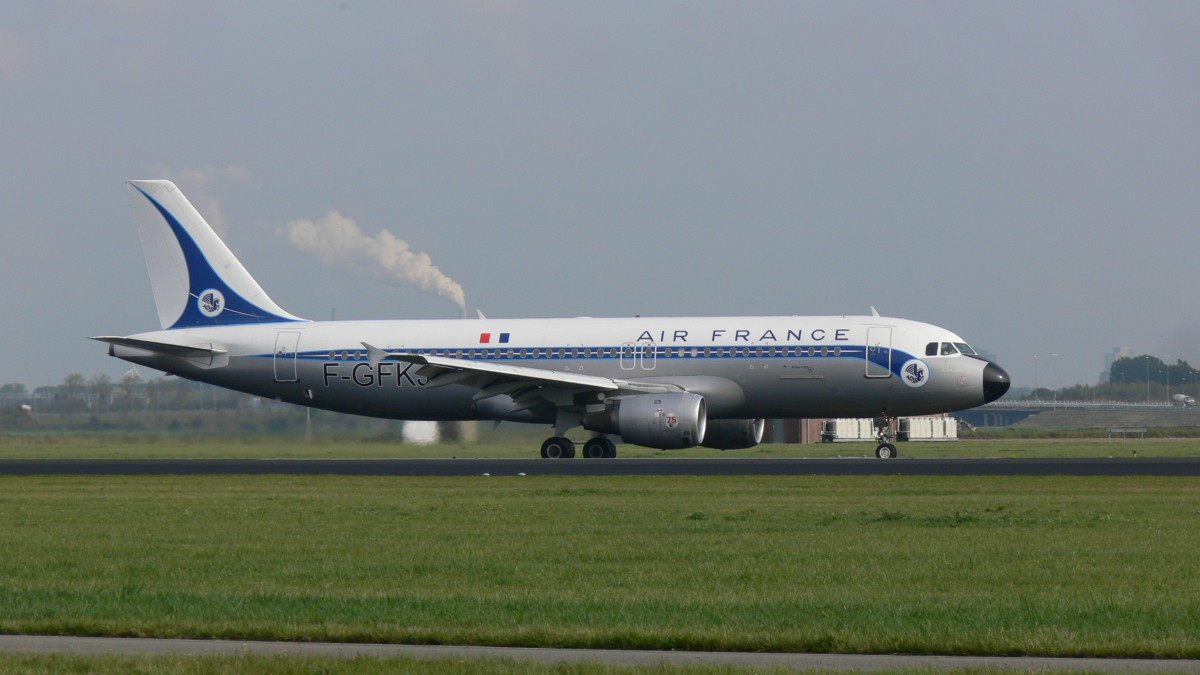 Air France Retro   Airbus A320-211 F-GFKJ war am 16.10.2013 in Amsterdam.