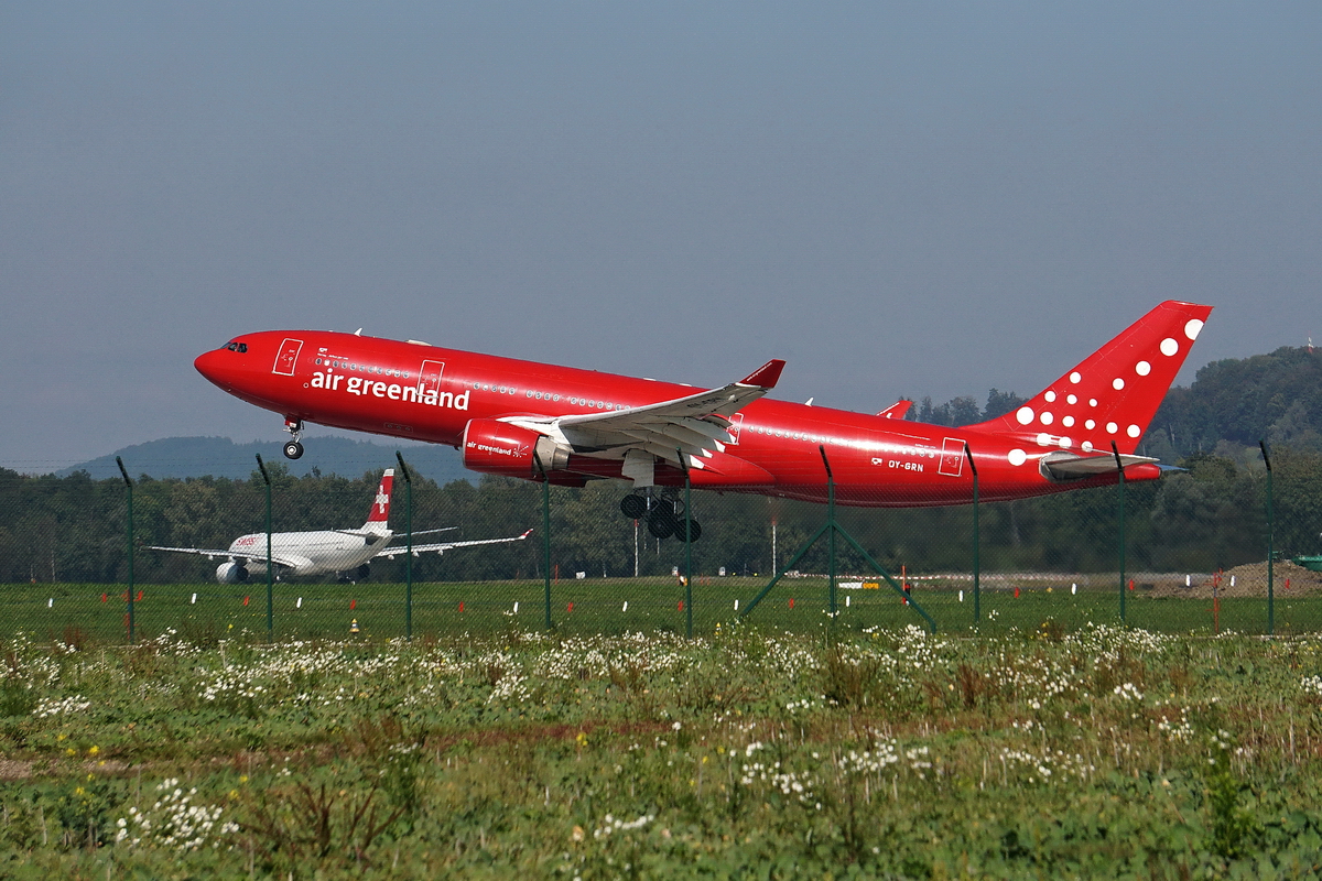 Air Greenland, Airbus A330-223, OY-GRN. Na, das nenne ich doch Glück, diesen seltenen roten Flieger in Zürich vor die Kameralinse zu bekommen. Die Fluggesellschaft aus Grönland hat seinen Sitz in Nuuk. Es ist der einzige große Airbus der Gesellschaft.27.9.2014