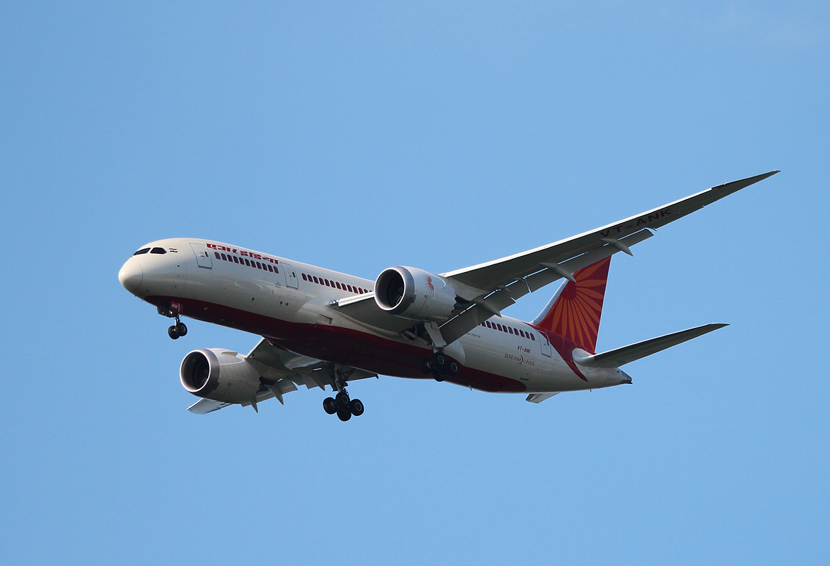 Air India B 787-8 Dreamliner VT-ANK bei der Landung in Frankfurt am 11.06.2013