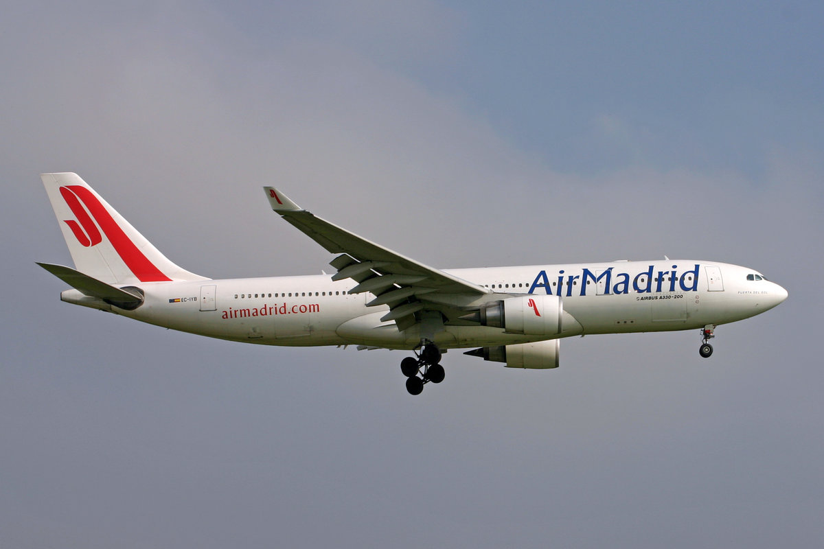 Air Madrid, EC-IYB, Airbus A330-202, msn: 205, 11.Oktober 2005, ZRH Zürich, Switzerland.