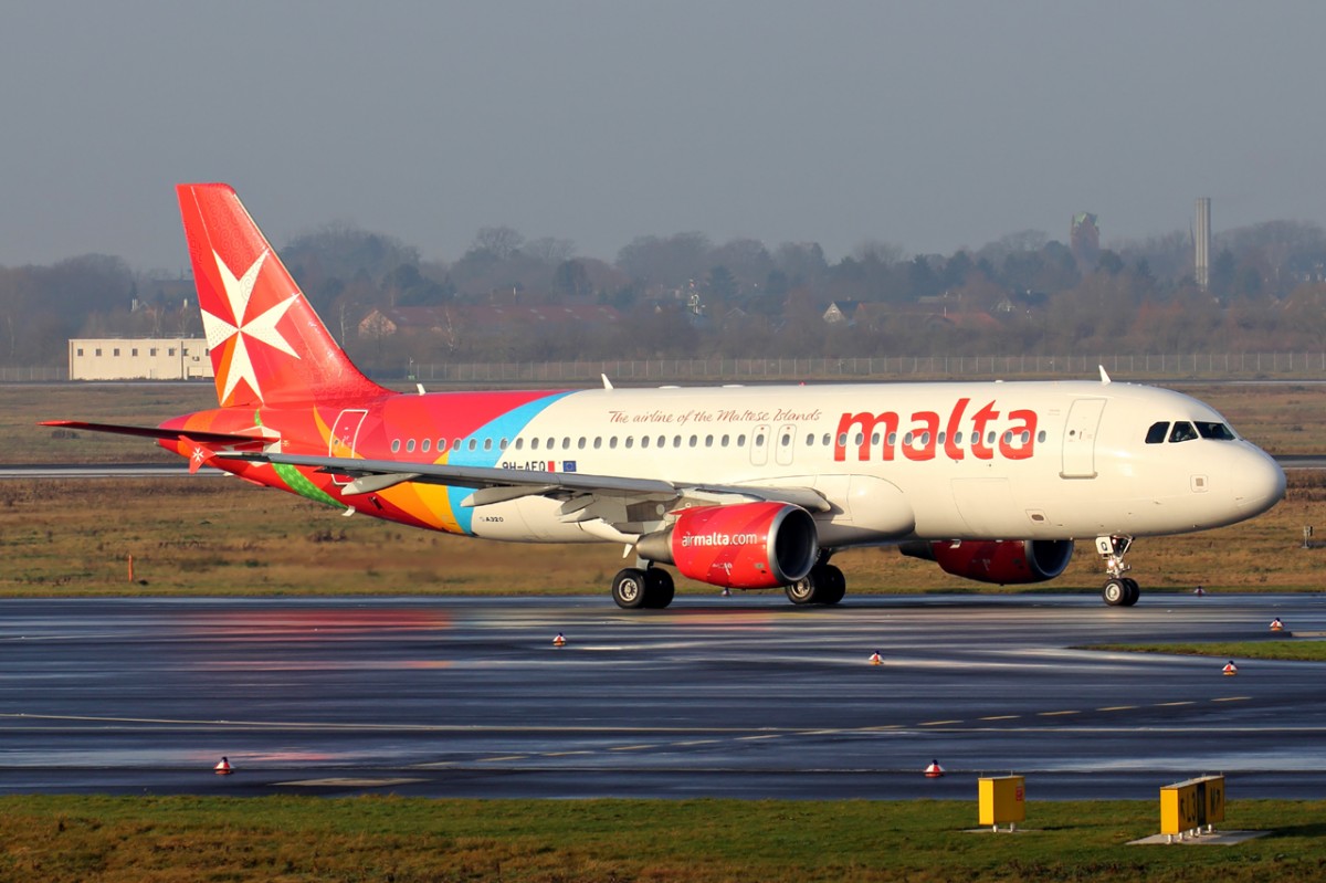 Air Malta 9H-AEQ rollt zum Start in Düsseldorf 26.12.2014