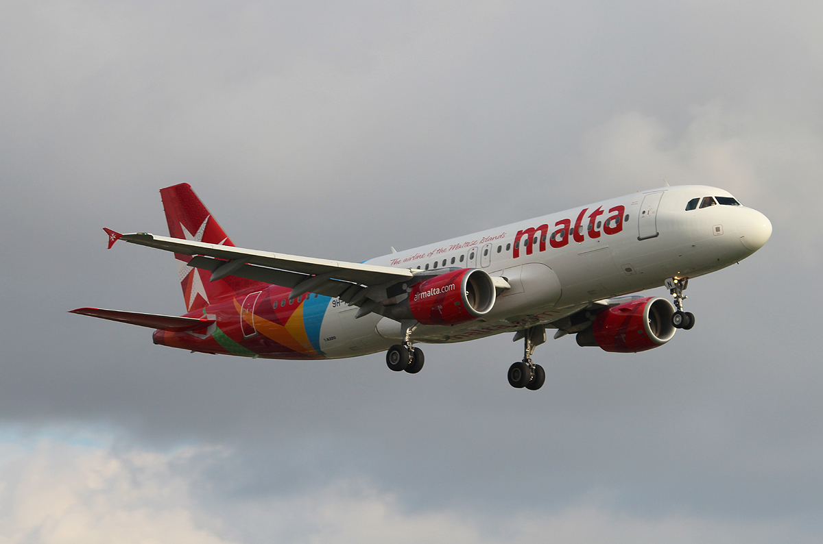 Air Malta A 320-214 9H-AEN bei der Landung in Berlin-Tegel am 04.09.2013