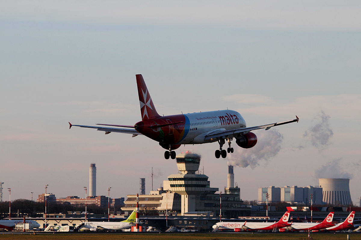 Air Malta A 320-214 9H-AEP bei der Landung in Berlin-Tegel am 06.12.2015