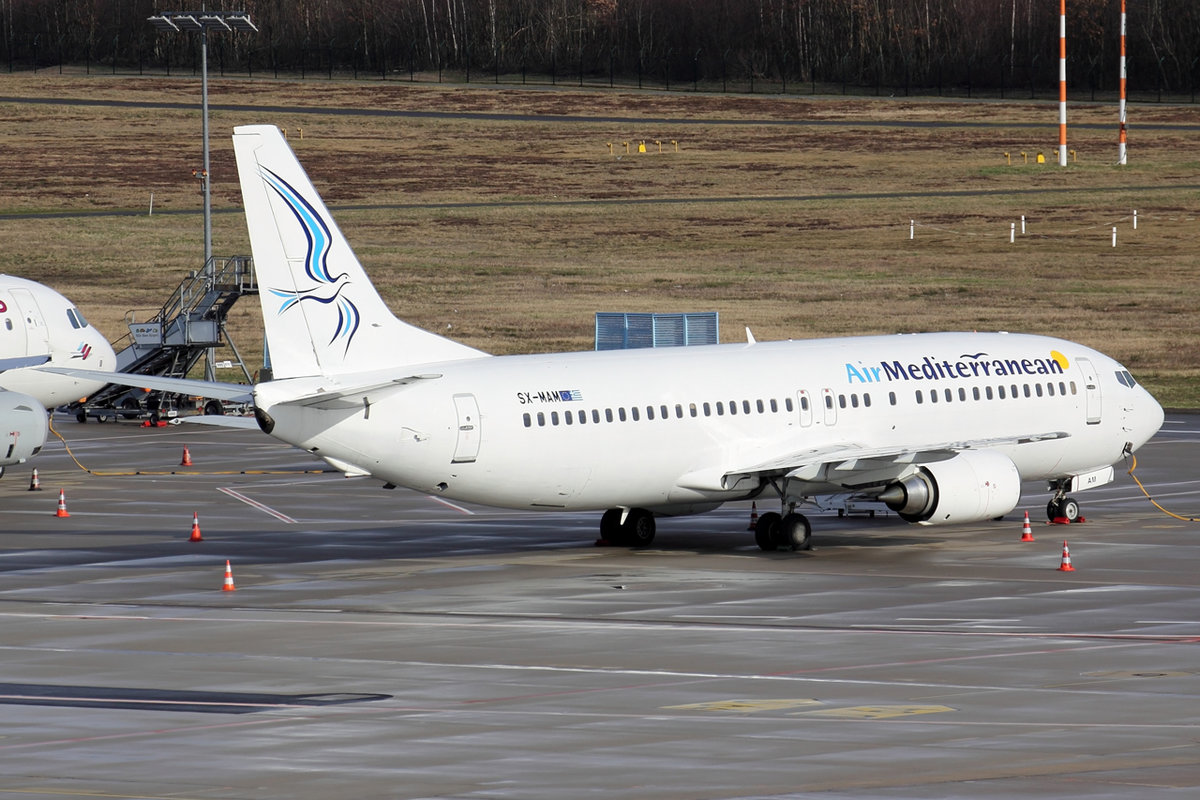 Air Mediterranean Boeing 737-446 SX-MAM auf der Parkposition in Köln 1.3.2020