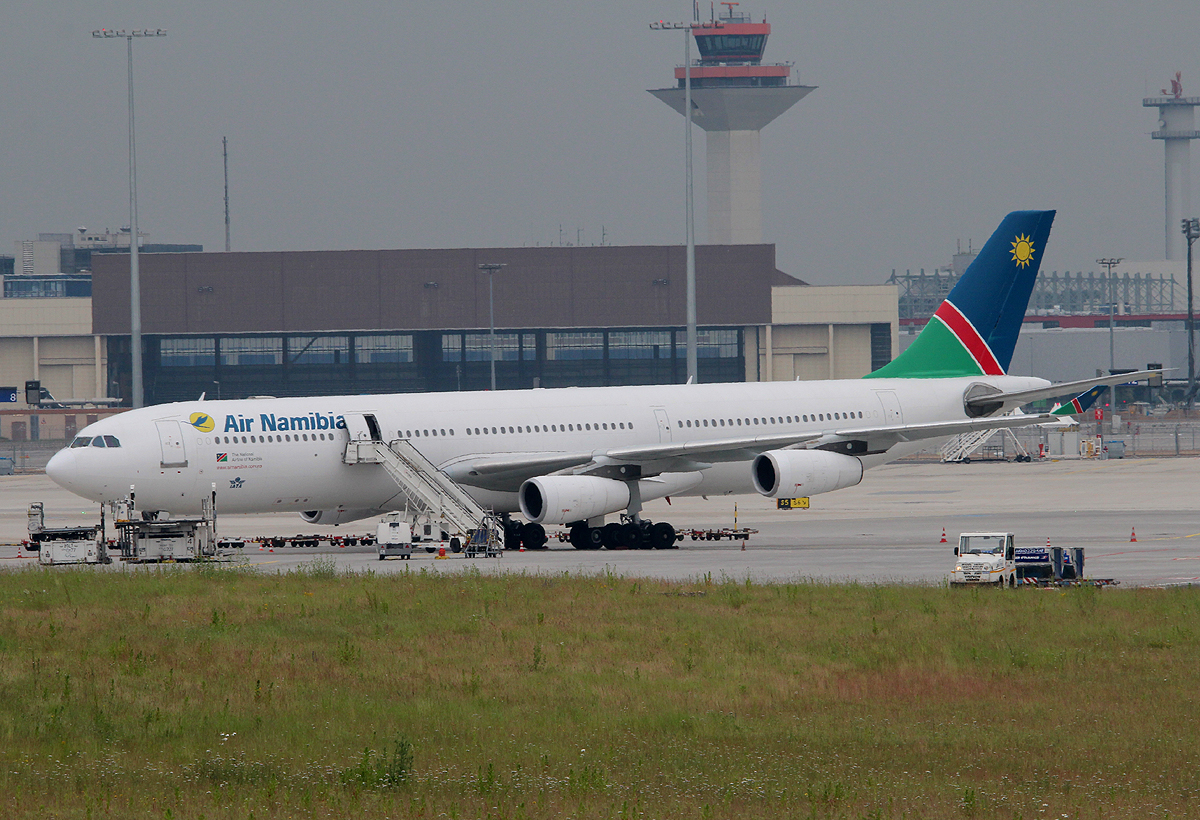 Air Namibia A 340-311 V5-NME am 10.06.2013 auf dem Flughafen Frankfurt