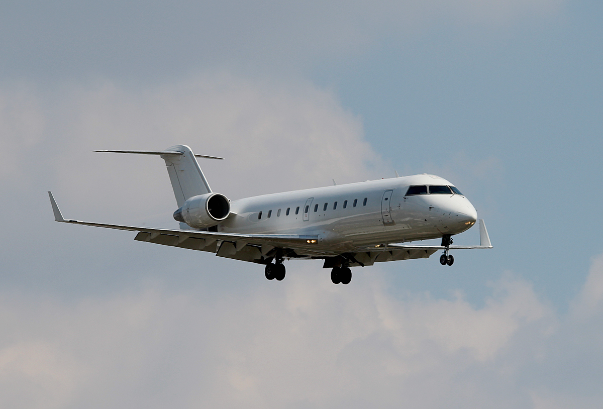 Air Nostrum CRJ200ER EC-JEN bei der Landung in Berlin-Tegel am 08.08.2014