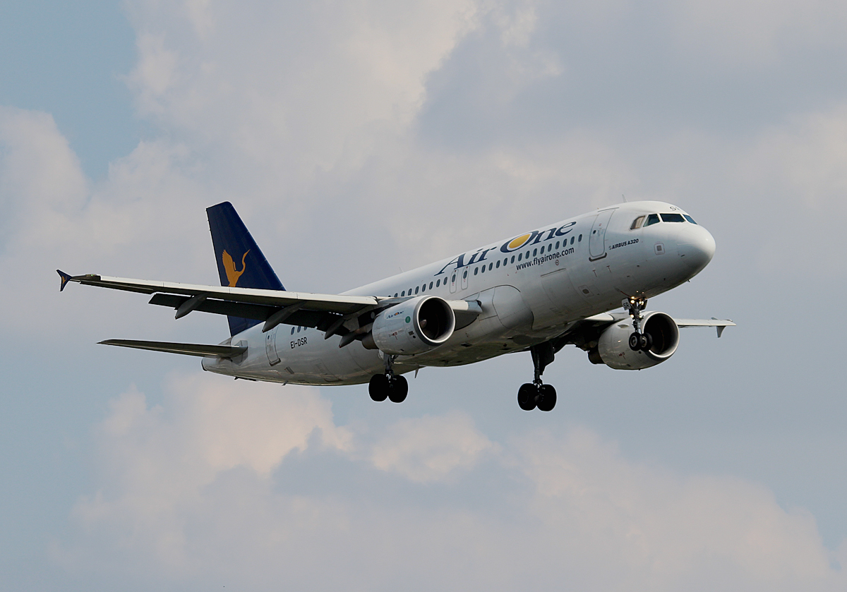 Air One A 320-216 EI-DSR bei der Landung in Berlin-Tegel am 08.08.2014