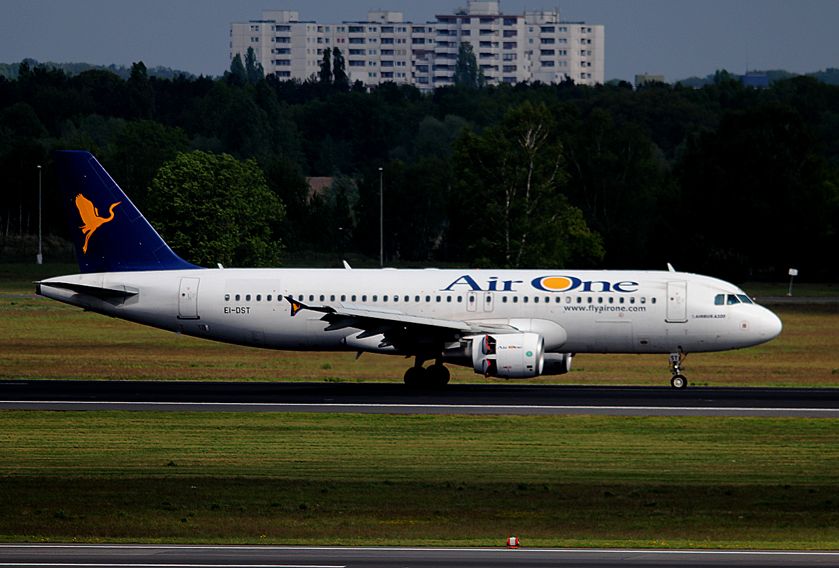 Air One A 320-216 EI-DST nach der Landung in Berlin-Tegel am 27.04.2014