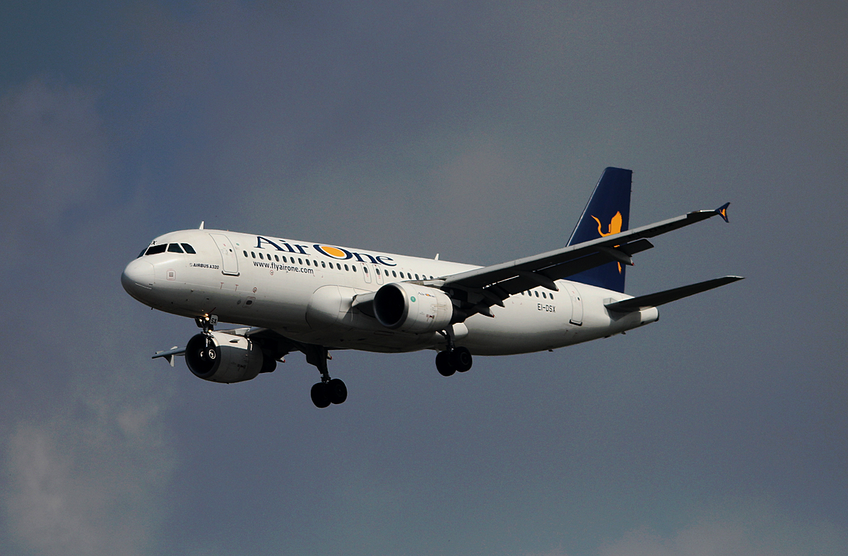Air One A 320-216 EI-DSX bei der Landung in Berlin-Tegel am 12.04.2014