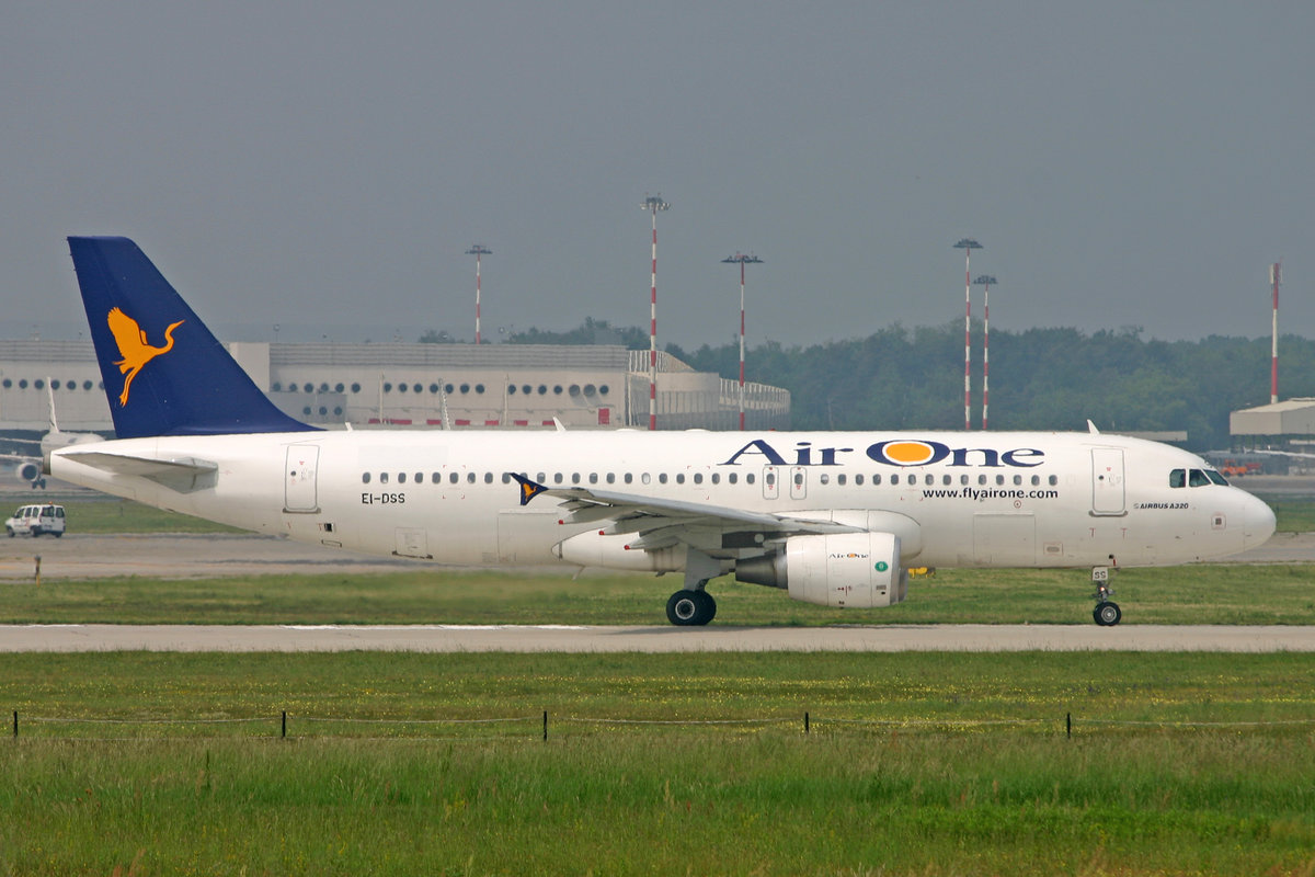 Air One, EI-DSS, Airbus A320-216, msn: 3515, 17.Mai 2009, MXP Milano Malpensa, Italy.
