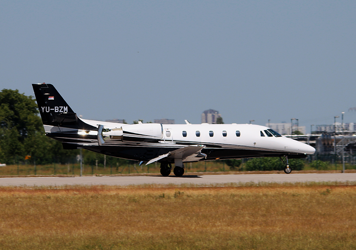 Air Pink Cessna 560XLS Citation XLS+ YU-BZM nach der Landung in Berlin-Schnefeld(BER)am 05.06.2015 (UEFA CL-Finale 2015)