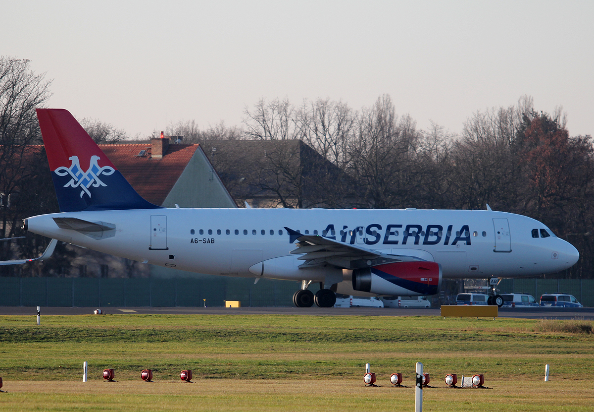 Air Serbia A 319-132 A6-SAB kurz vor dem Start in Berlin-Tegel am 30.12.2013