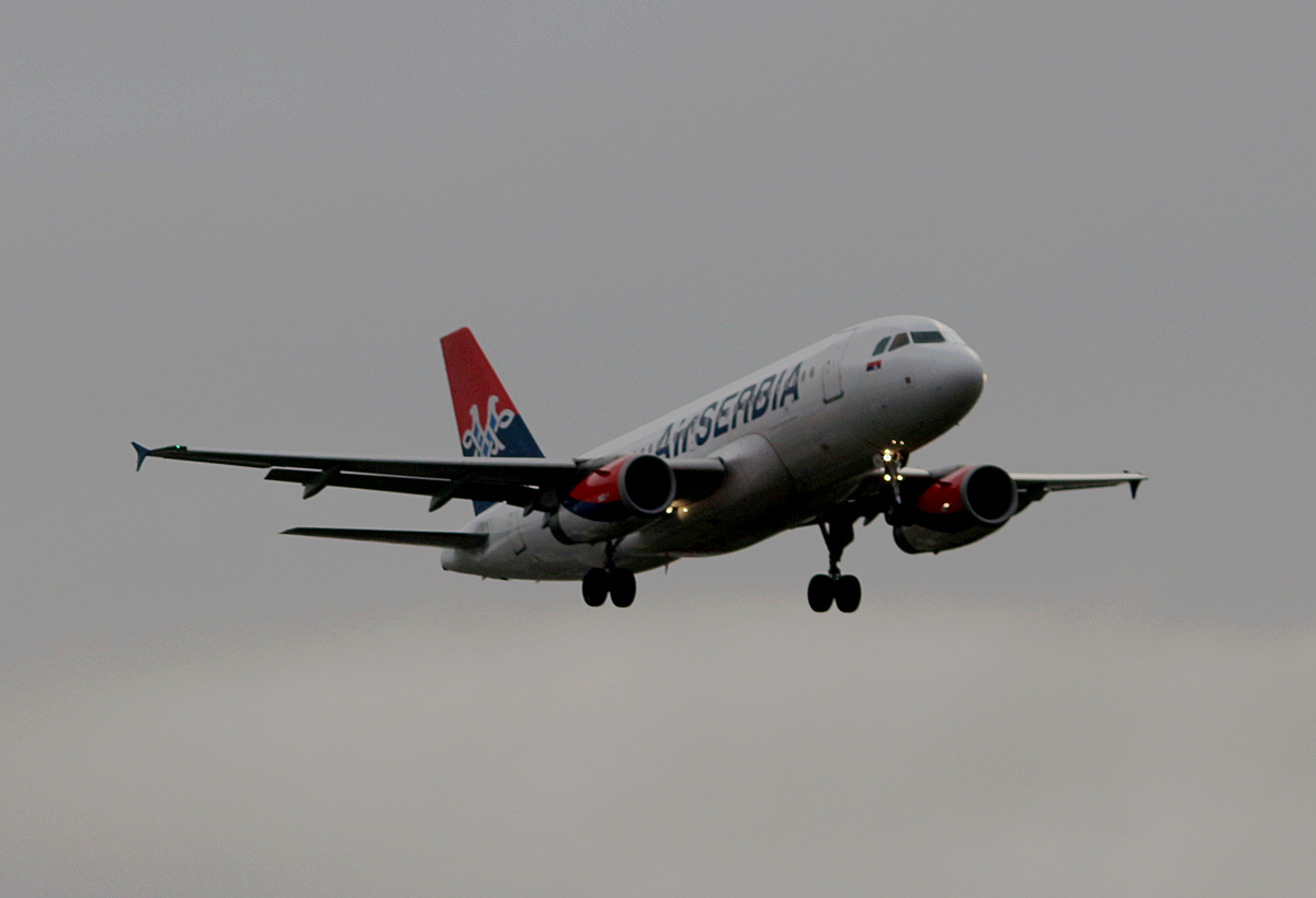 Air Serbia A 319-132 YU-APA bei der Landung in Berlin-Tegel am 05.02.2016