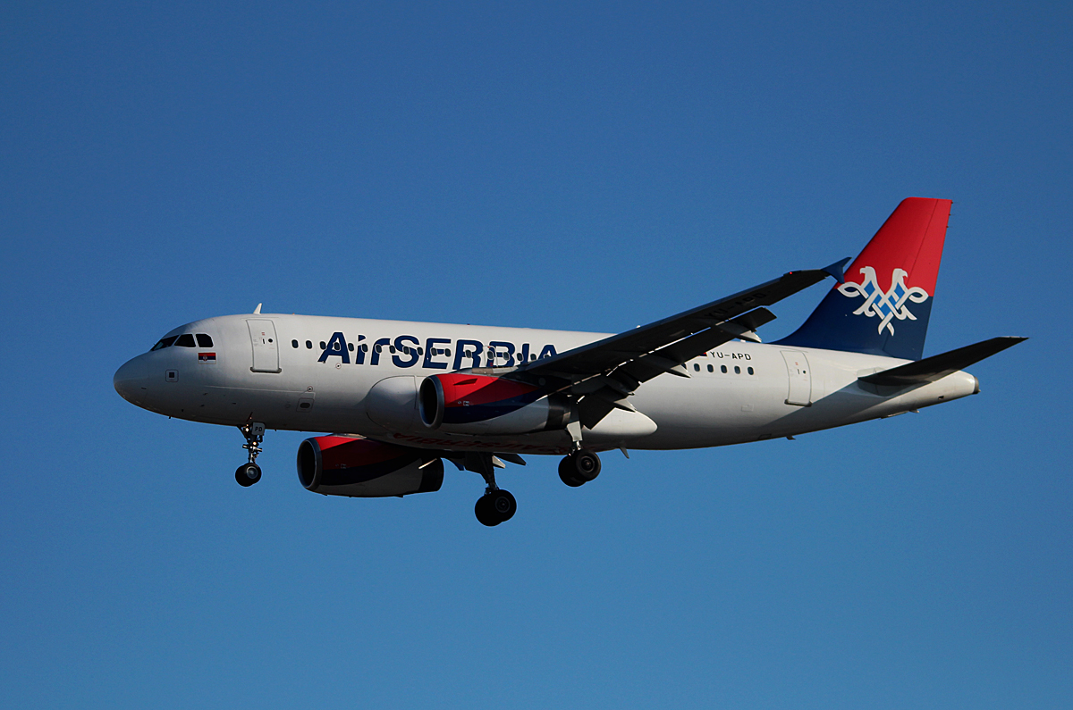 Air Serbia A 319-132 YU-APD bei der Landung in Berlin-Tegel am 06.04.2015