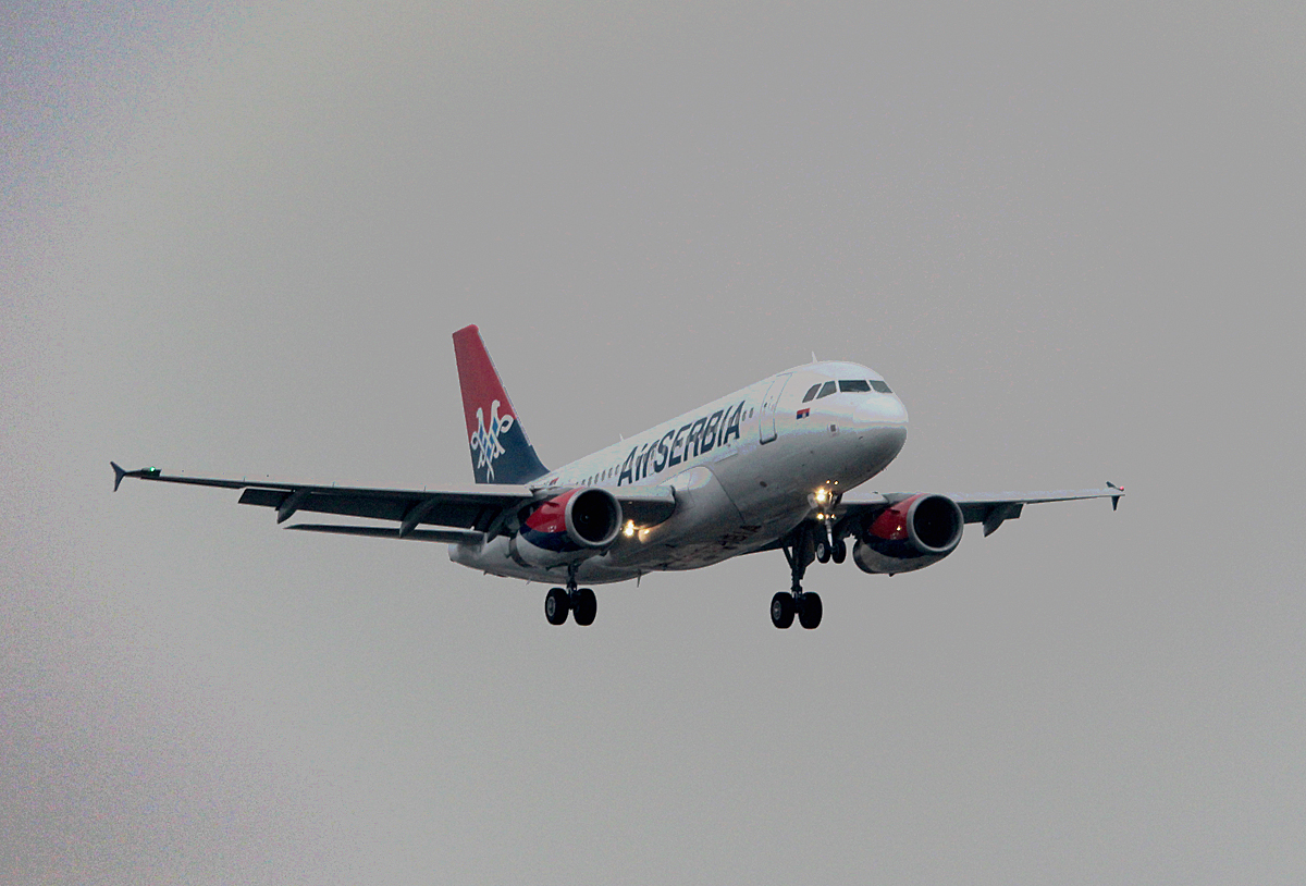 Air Serbia A 319-132 YU-APE bei der Landung in Berlin-Tegel am 26.10.2014
