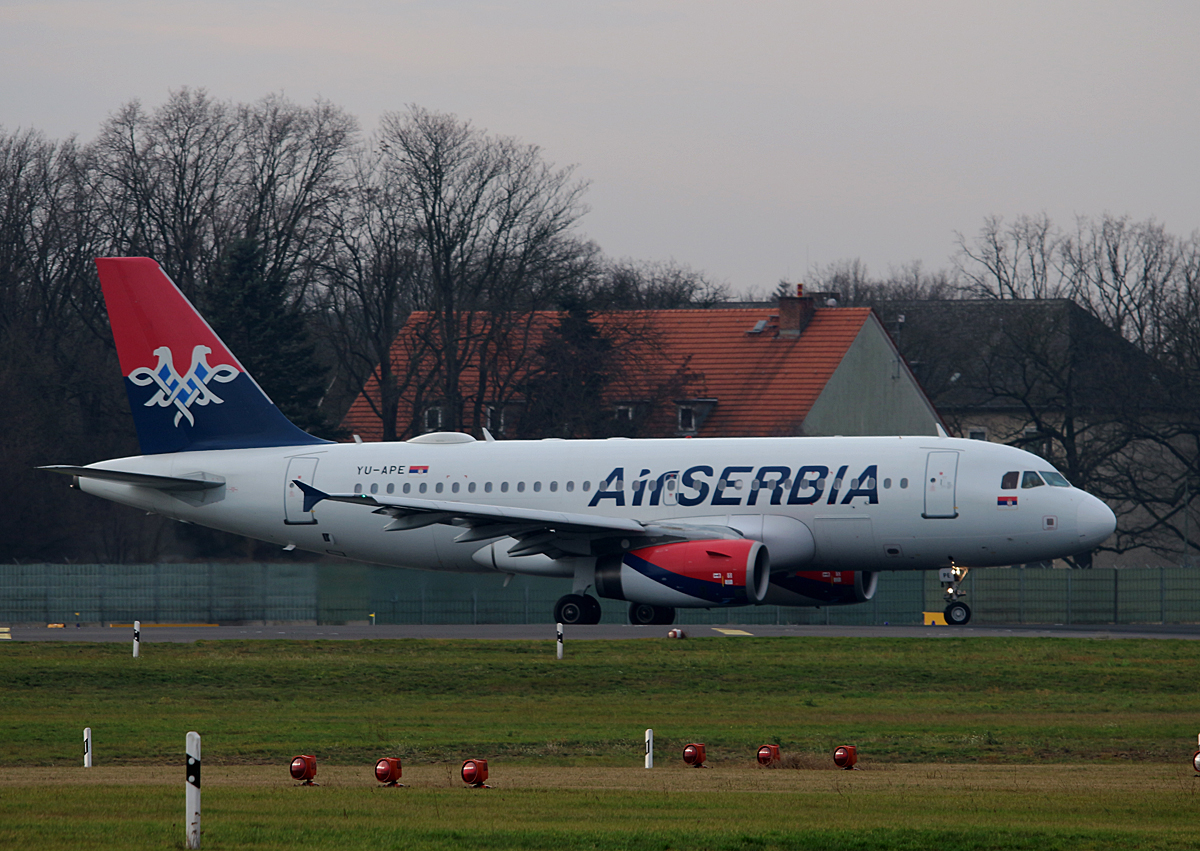 Air Serbia A 319-132 YU-APE kurz vor dem Start in Berlin-Tegel am 19.12.2015