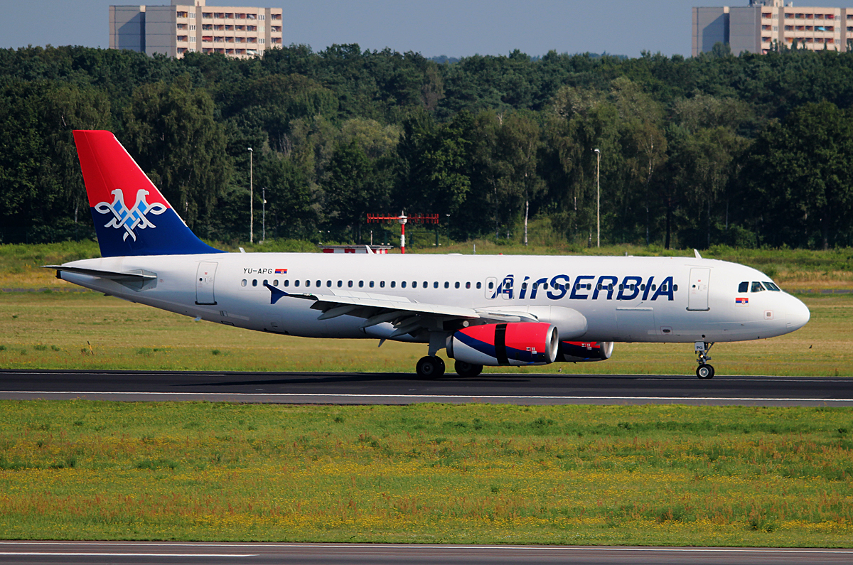 Air Serbia A 320-232 YU-APG nach der Landung in Berlin-Tegel am 11.07.2014