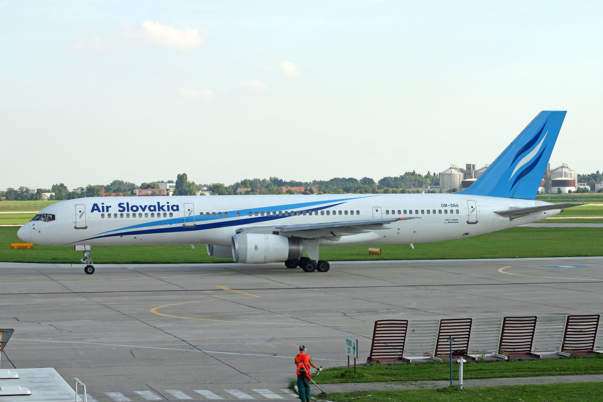 Air Slovakia, OM-SNA, Boeing 757-27B, msn: 24135/165, 29.August 2005, BTS Bratislava, Slovakia.