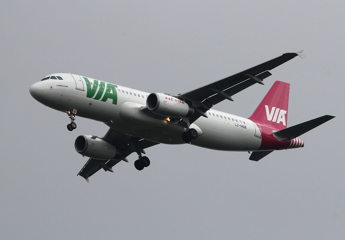 Air VIA A 320-232 LZ-MDB bei der Landung in Frankfurt am 09.06.2013
