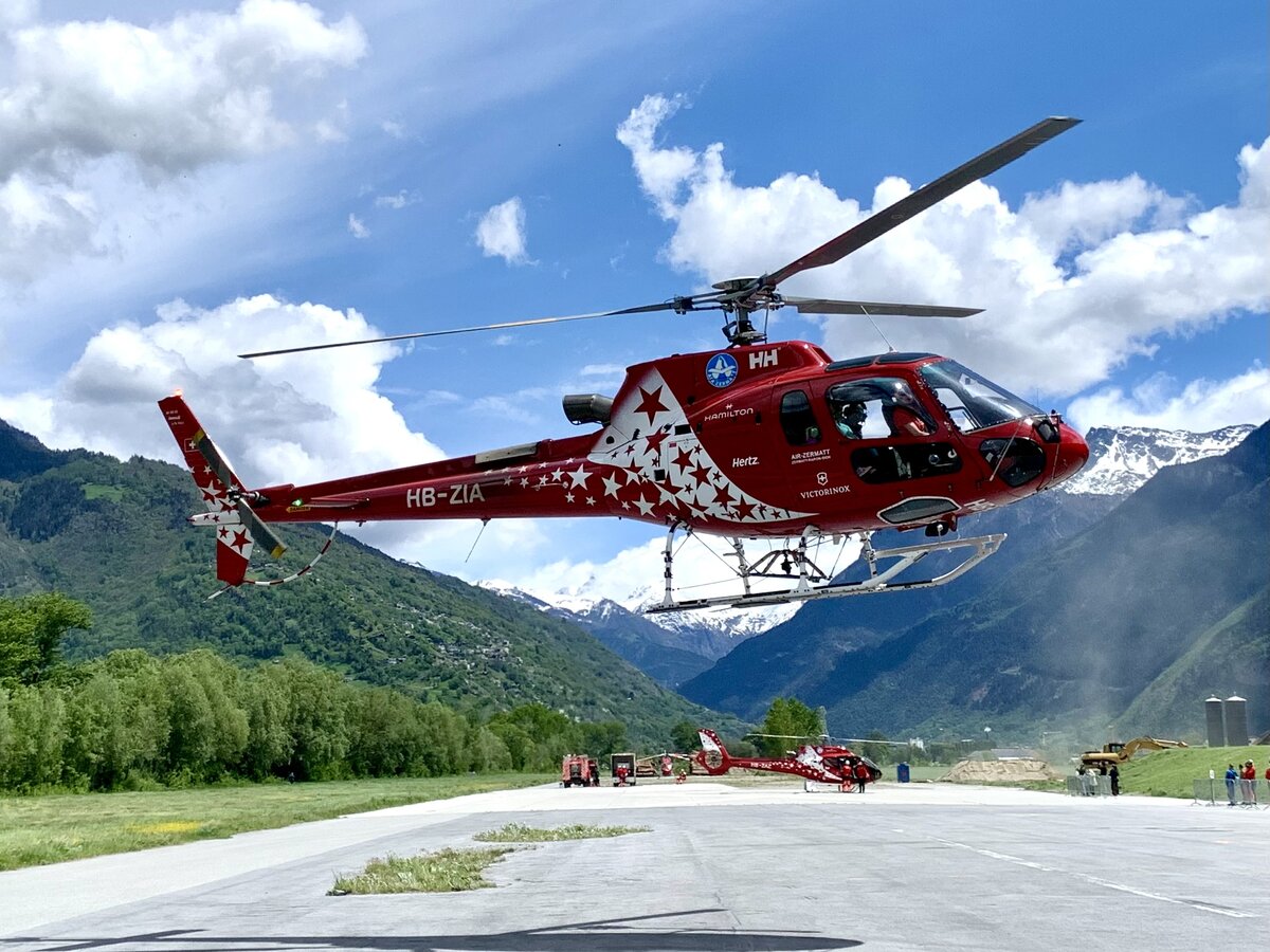 Air Zermatt, H125 + H130, HB-ZIA + HB-ZAZ, 13.5.23, Heliport Raron.