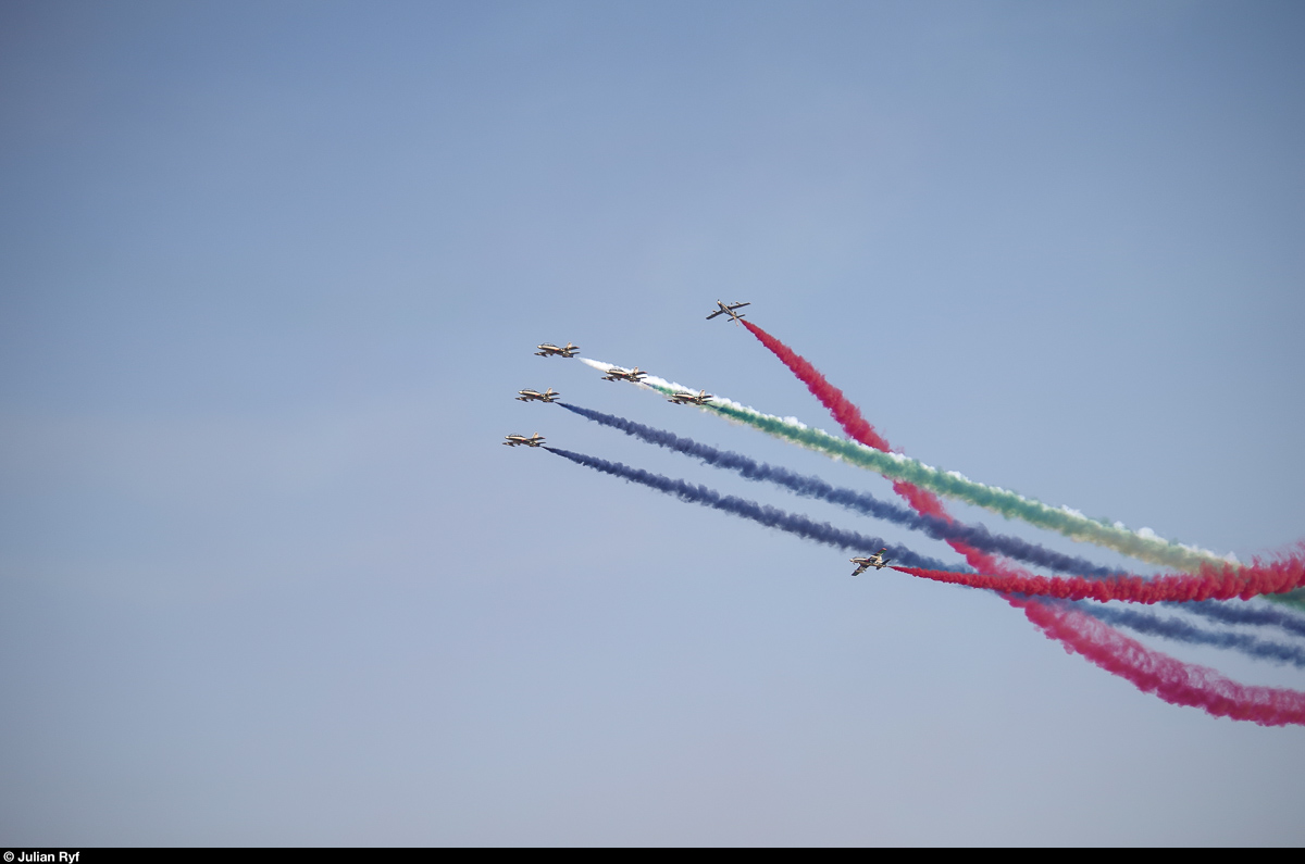 Air14 in Payerne zum 100-jährigen Jubiläum der Schweizer Luftwaffe: Flugvorführung von Al Fursan aus den Vereinigten Arabischen Emiraten mit Aermacchi MB-339 am 6. September 2014 - die wohl spektakulärste Vorführung des Anlasses.