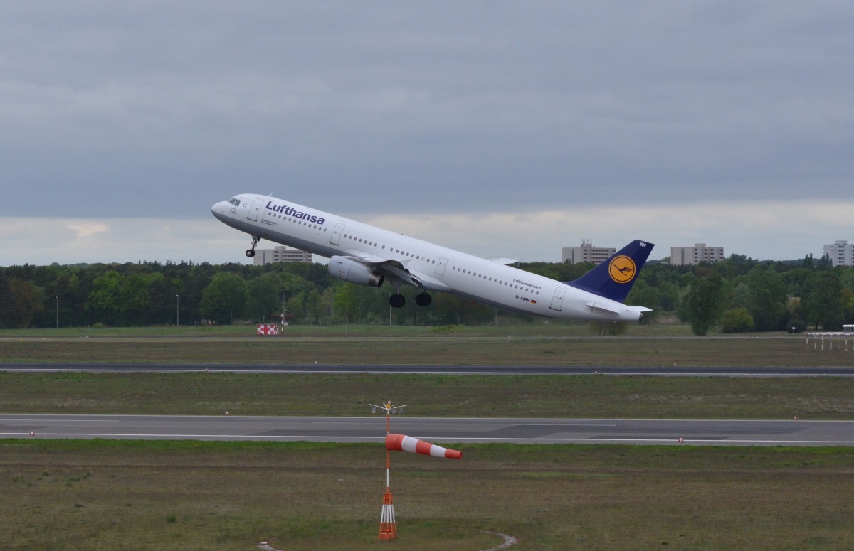 Airbus 321-100 ,,Kaiserslautern`` D-AIRN von Lufthansa gerade gestartet in Berlin-Tegel am 10.05.15.