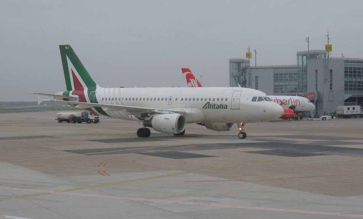 Airbus A 319-112, EI-IMJ, der Alitalia auf dem Flughafen Düsseldorf am 7.4.2017.