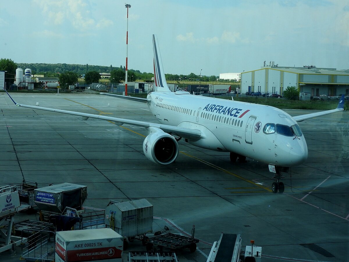 Airbus A220-300, Kennung: F-HZUO von Air-France konnte im Flughafen Bucarest durch die Glasscheibe vom Terminal beobachtet werden; 230706 