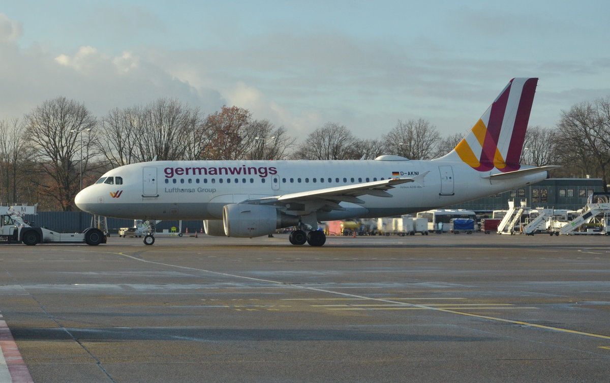 Airbus A319-112–D-AKNL-Eurowings ist gerade am 03.12.2019 in Berlin Tegel gelandet. 
Sitzplätze 144/150, Länge 33,84m, Höhe 11.76 m Spannweite 34,1 m Max. Abflugmasse 68000 Kg/75.500 Kg. Beobachtet am 03.12.2019.
