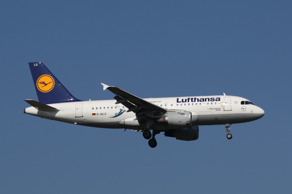 Airbus A319, Lufthansa,  Verden , mit Werbung für jetfriends.com (Kinder- und Jugendseite der Lufthansa), Frankfurt, 04.10.2014. 