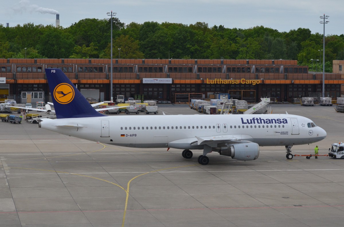 Airbus  A320-200 ,, Heidelberg`` D-AIPB von Lufthansa in Berin-Tegel zum Start bereit am 10.05.15. 