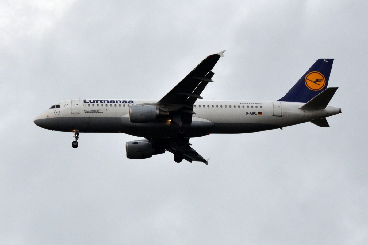 Airbus A320-200 Ludwigshafen am Rhein D-AIPL von Lufthansa  beim Landeanflug in Frankfurt /Main am 15.10.2014.