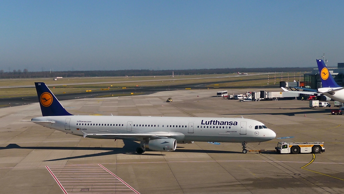 Airbus A321-200 D-AIDH der Lufthansa am Flughafen Düsseldorf, 4.3.13